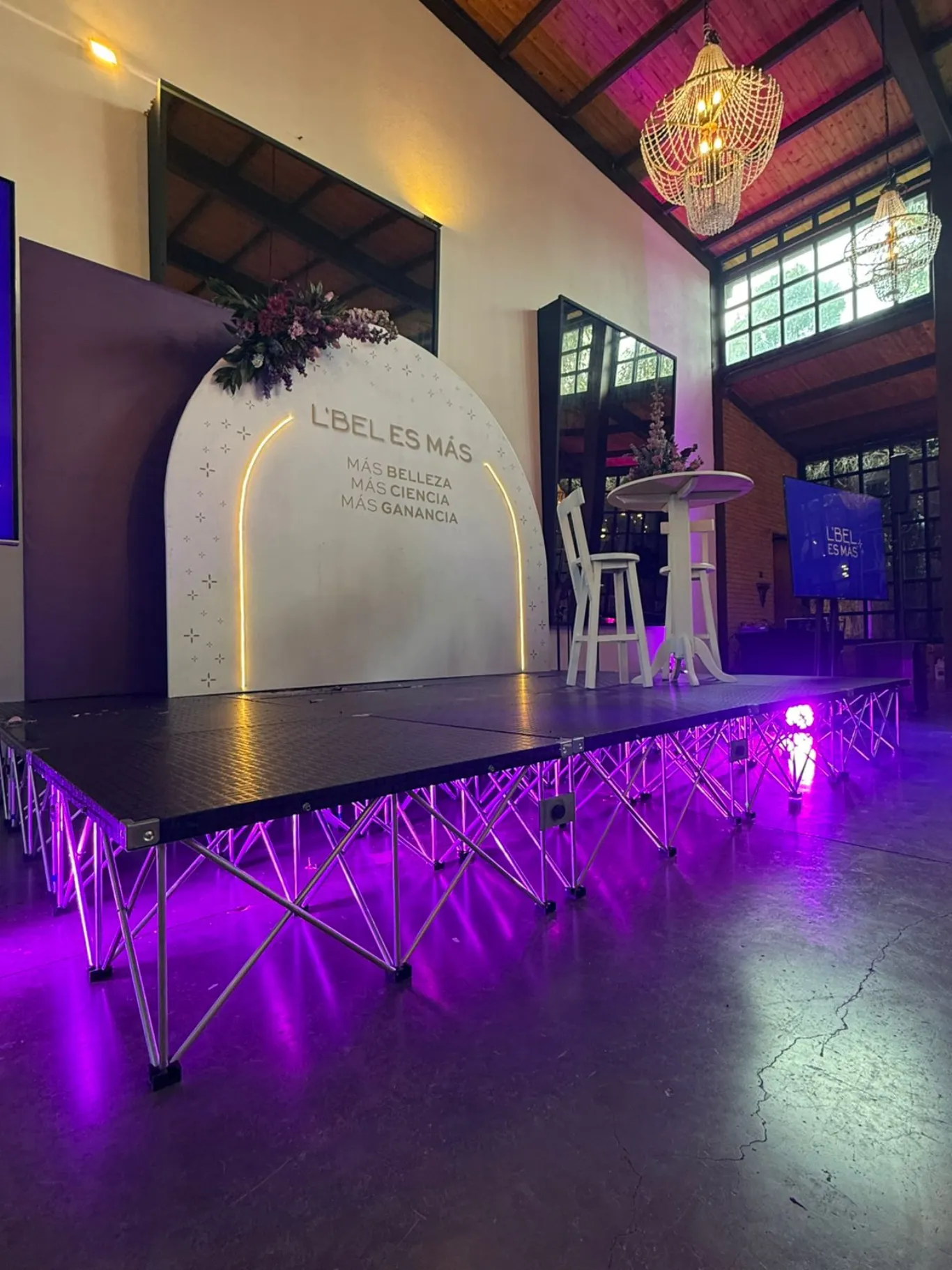 Tarima con iluminación de ambiente y backdrop para lanzamiento de marca L'Bel en Bogotá