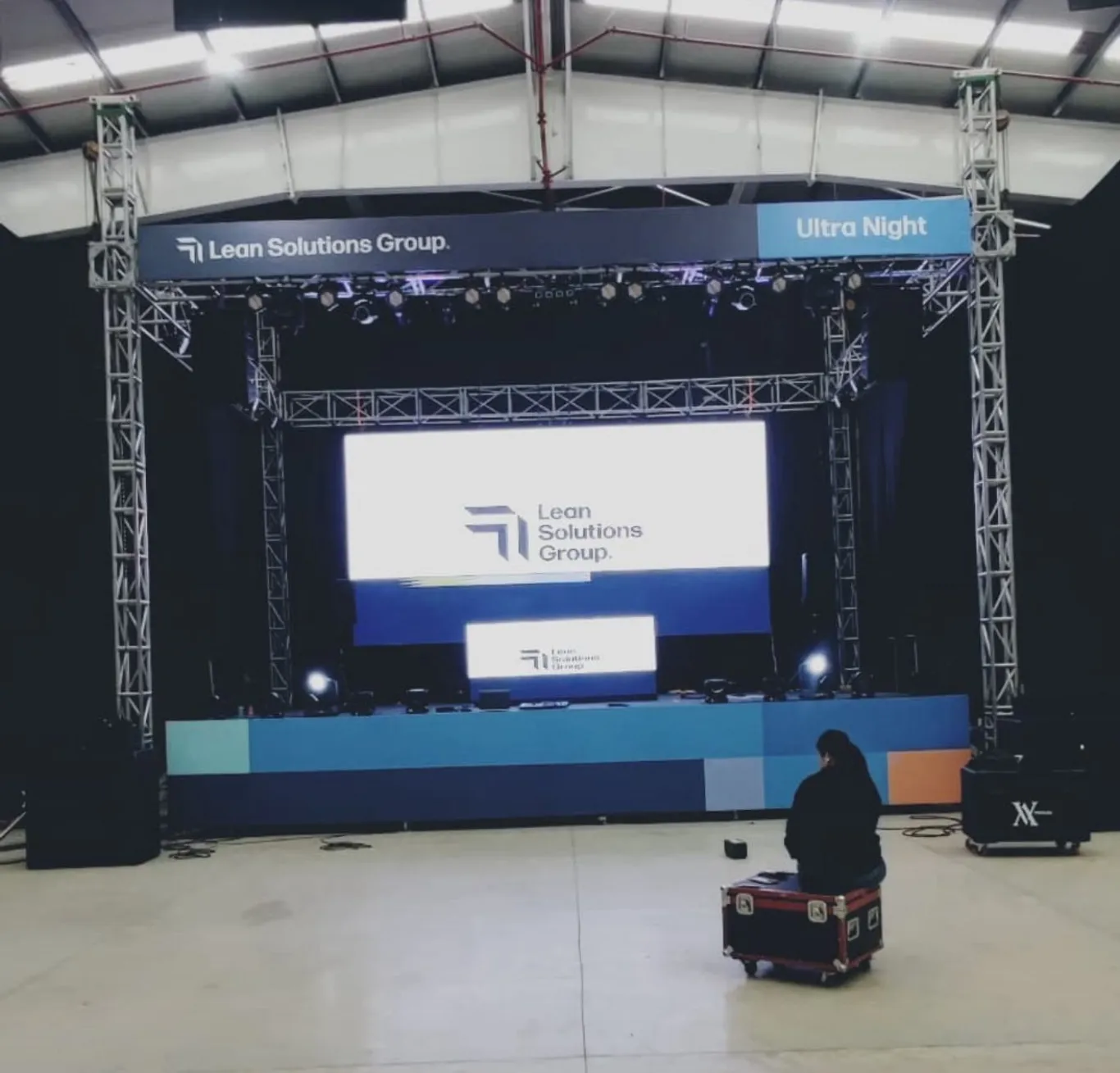 Montaje de tarima con pantalla LED gigante y estructura de truss para evento corporativo de Lean Solutions Group en Bogotá