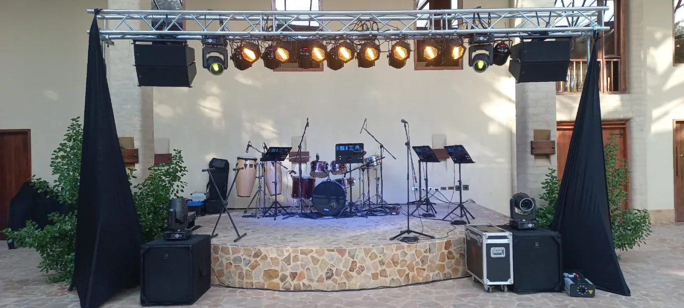 Tarima con sonido e iluminación lista para un evento campestre en Bogotá