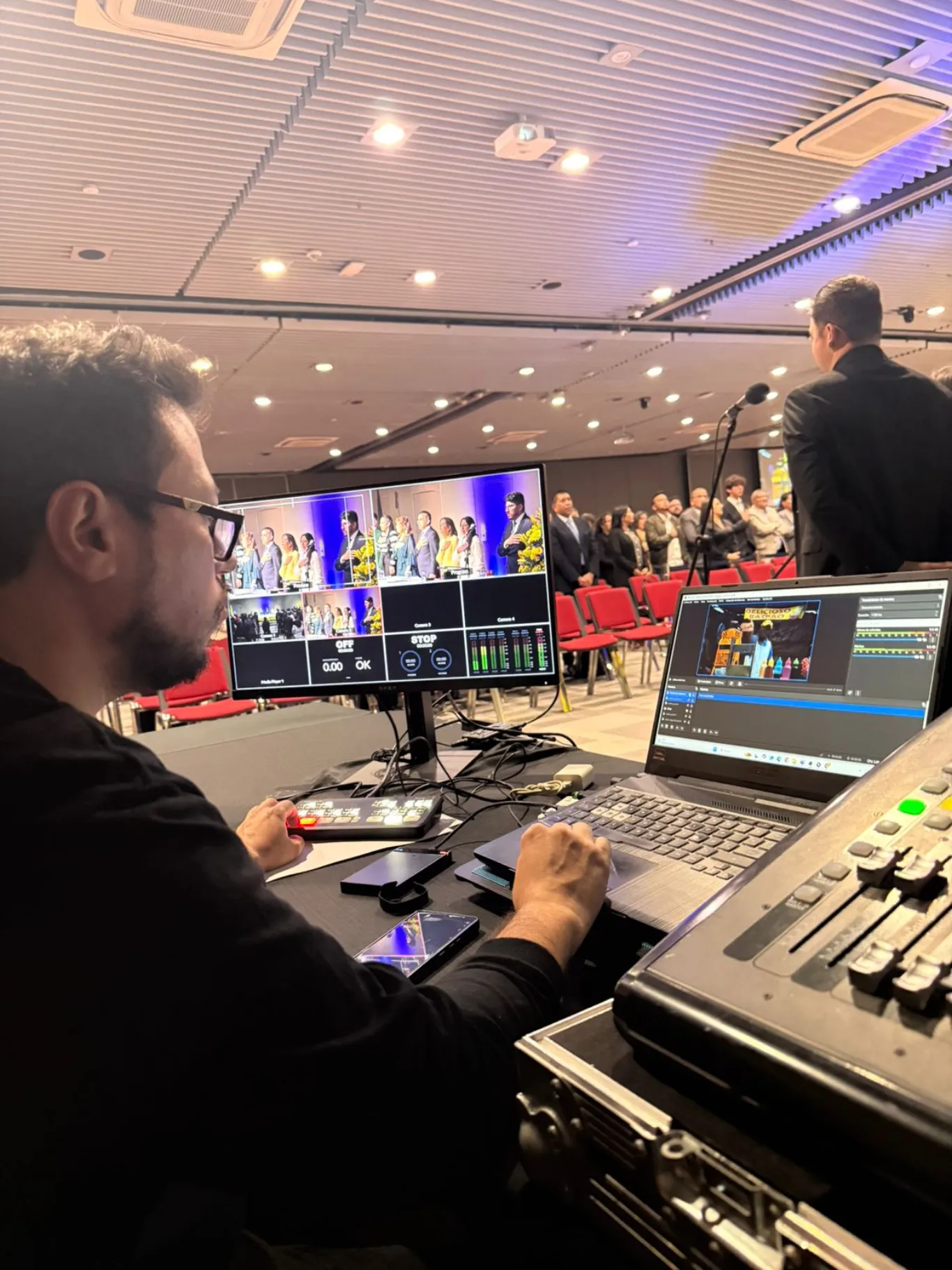 Operador de transmisión y streaming en vivo de un evento corporativo en Bogotá