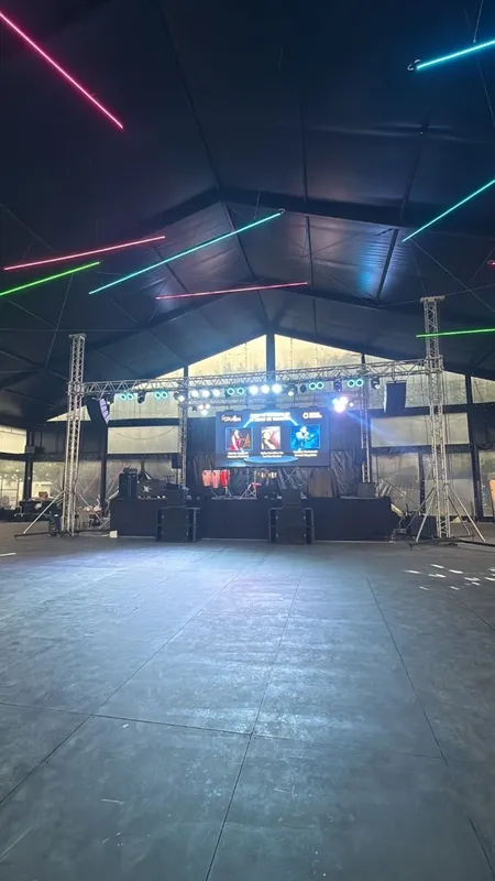 Pantalla LED pitch 2.9 de gran formato montada por Aural en un evento en Bogotá