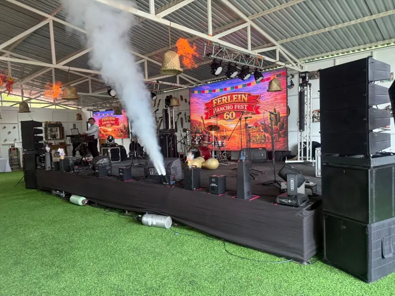 Pantalla LED en escenario exterior con sonido Line Array y efectos especiales — producción Aural Eventos