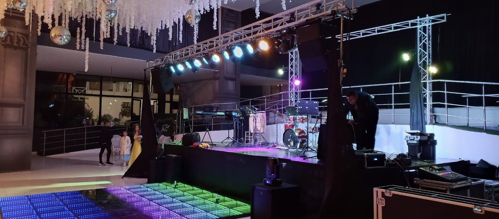 Producción de evento con sonido e iluminación profesional