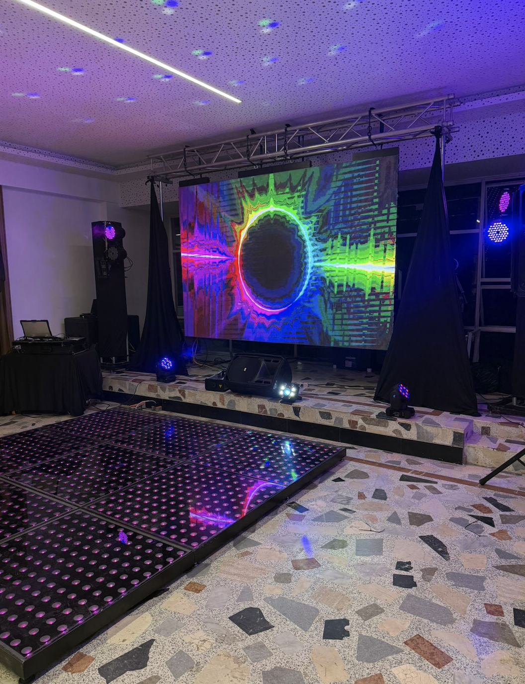 Pantalla LED de alta resolución en evento corporativo