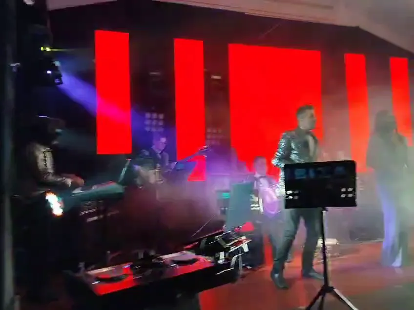 Banda en vivo con pantalla LED e iluminación en un evento en Bogotá