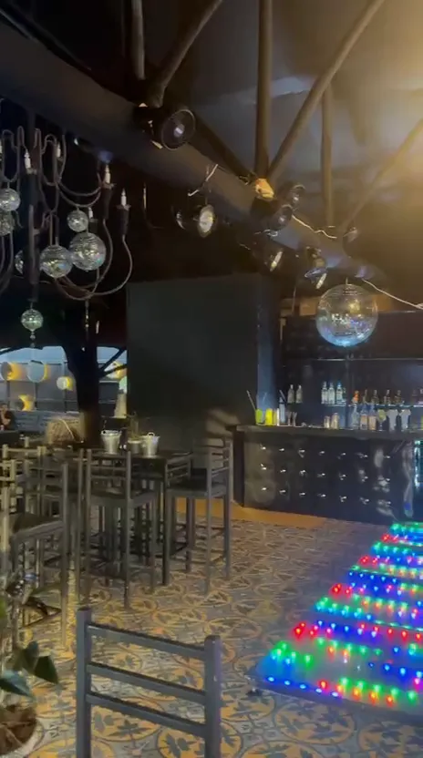 Iluminación de ambiente con esferas disco en un evento social en Bogotá