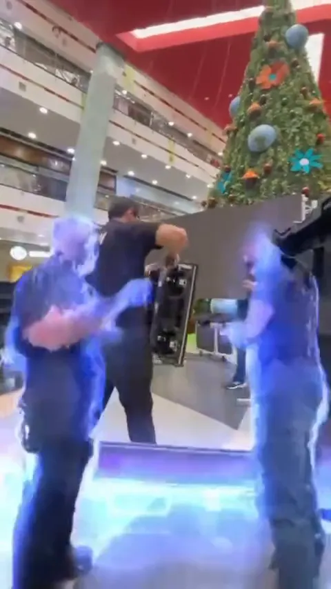 Pantalla LED y montaje para activación navideña en un centro comercial de Bogotá