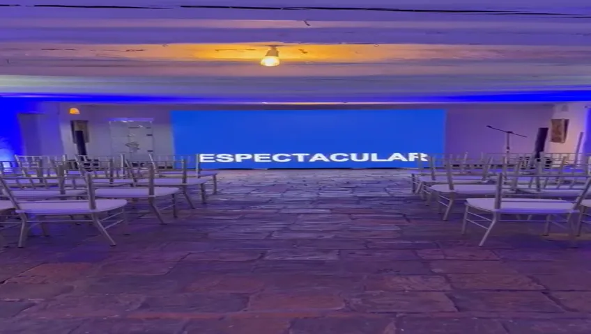 Pantalla LED e iluminación para una ceremonia en salón en Bogotá