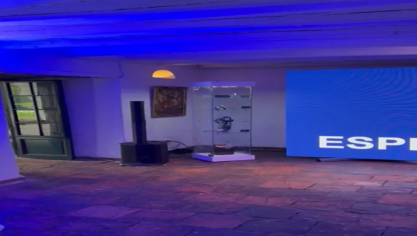 Pantalla LED para evento corporativo en un salón colonial en Bogotá