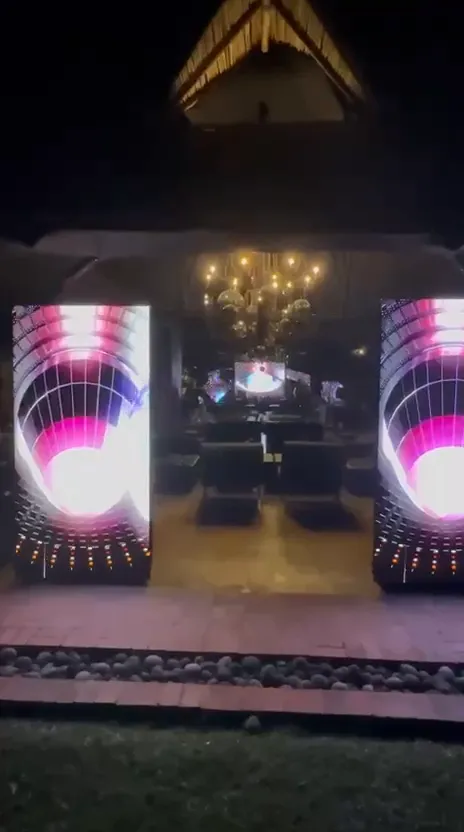 Pantallas LED decorativas en la entrada de un evento social campestre en Bogotá