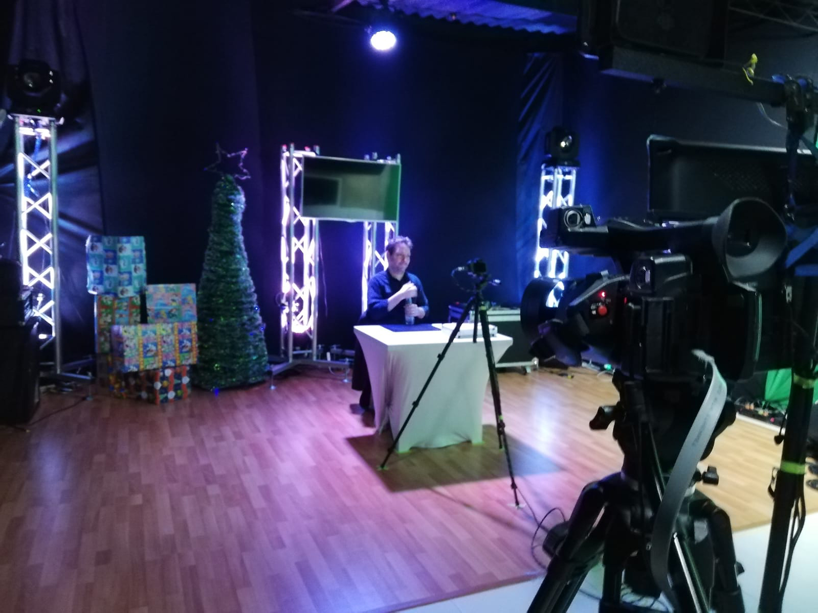 Set de streaming profesional con cámaras y pantallas