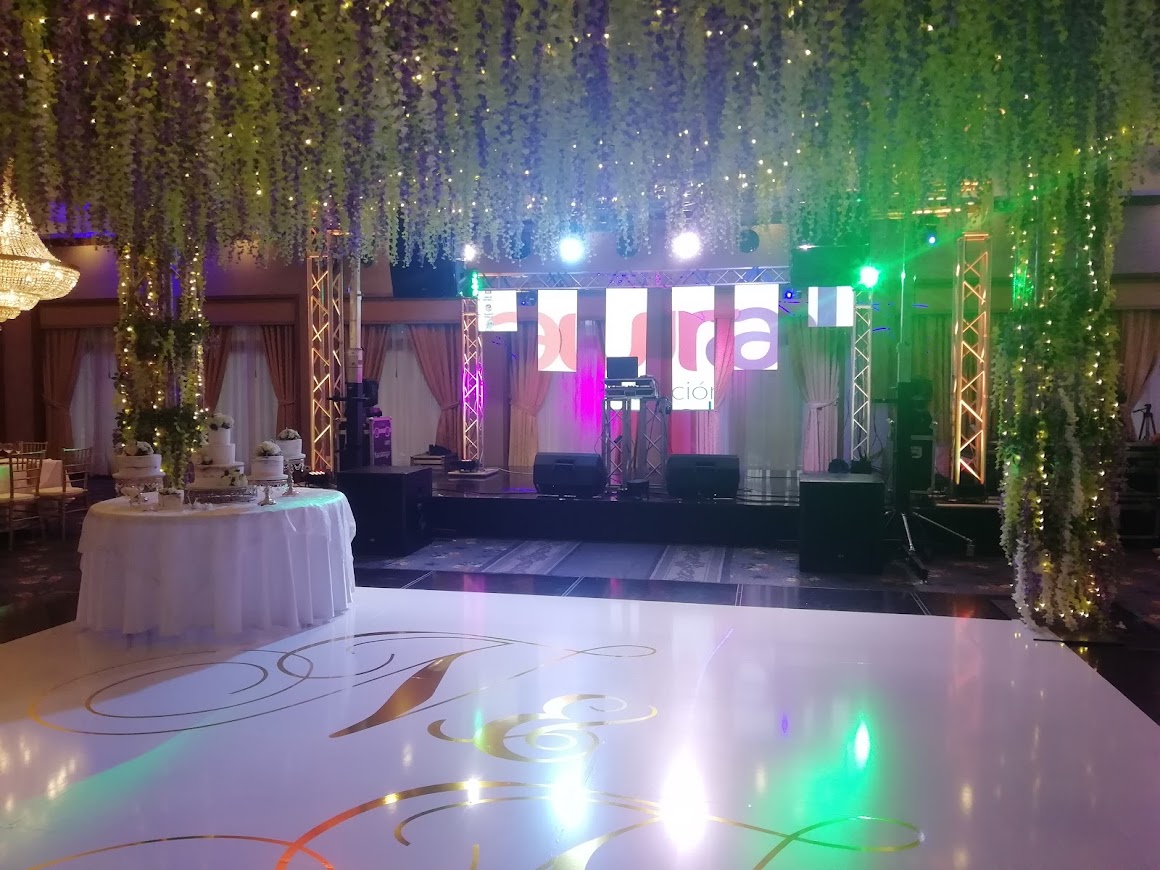 Evento social con iluminación decorativa y sonido en Bogotá