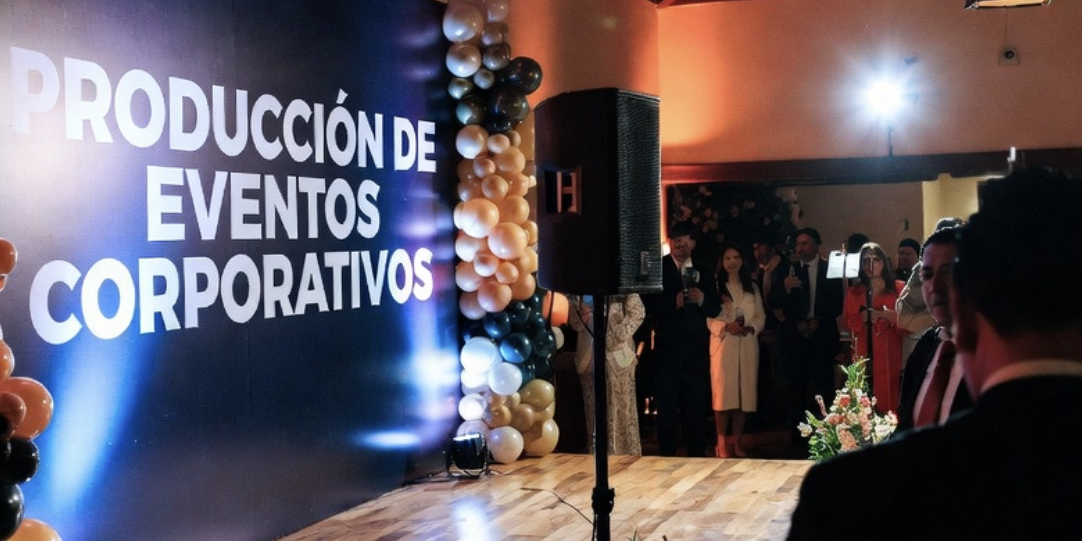 Producción de un Evento Corporativo: De la Idea a la Ejecución con Sonido, Luces y Pantallas