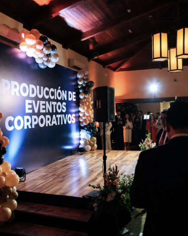 Producción de un Evento Corporativo: De la Idea a la Ejecución con Sonido, Luces y Pantallas